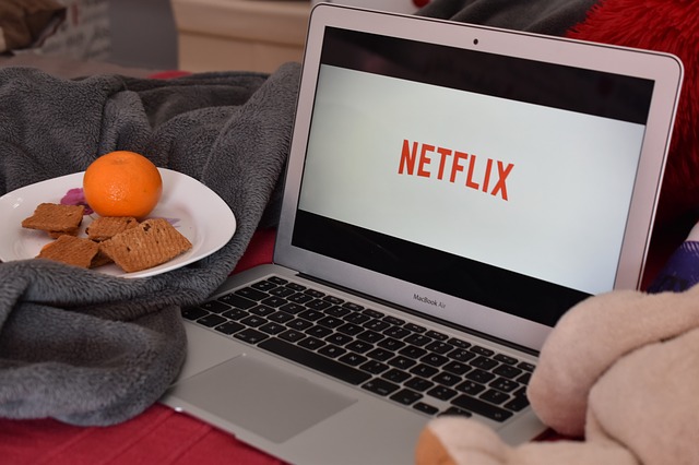 laptop s logem Netflixu
